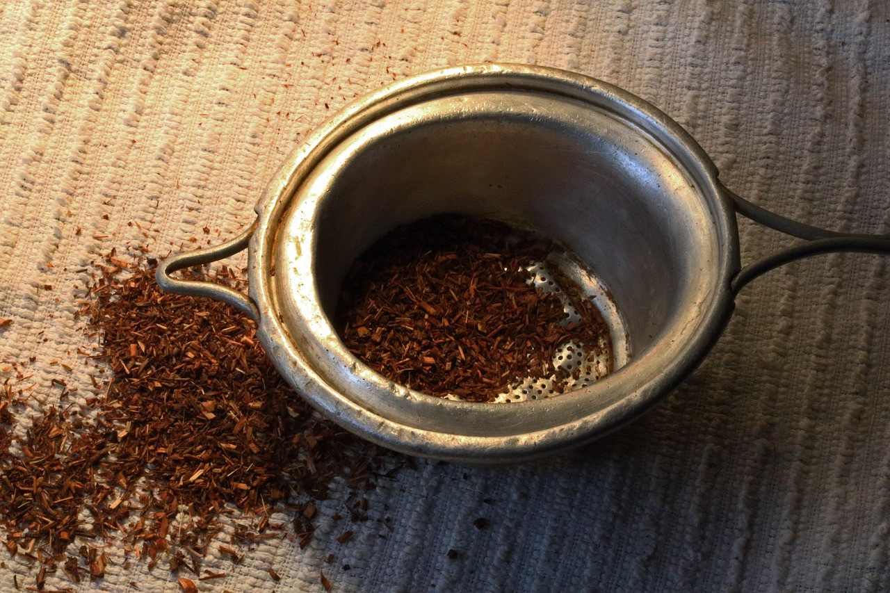 image of loose leaf Rooibos tea in a tea strainer